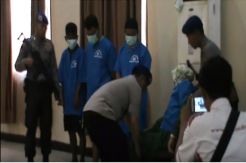 Jadi Tersangka Penjual Bahan Peledak Wanita Ini Pingsan saat Dibawa Polisi