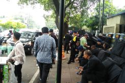 Jelang Pengambilan Nomor Urut Capres-Cawapres, KPU Dijaga Ketat