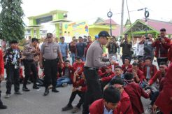 Aksi Kapolres Sidimpuan Bagi-bagi Air Mineral Menuai Pujian