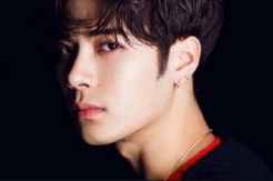 Jackson GOT7 Bela Fans yang Didorong Seorang Pria