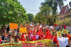 Guru Honorer Pemkab Mojokerto Demo Tuntut Pembatalan Rekrutmen CPNS