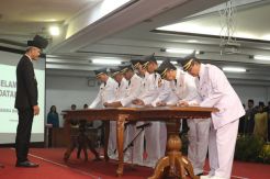 Lantik Bupati, Ganjar Minta Guru Honorer Digaji Setara UMK