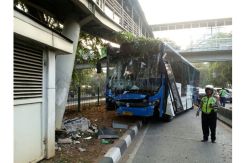 Hantam Tiang JPO di Jalan Kiai Tapa, Bus Transjakarta Ringsek