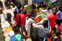 Kekeringan akibat Kemarau, Warga Kuningan Berebut Air Bersih