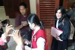 Jalani Sidang Perdana, Ratu Mucikari Keyko Berurai Air Mata