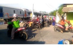 KA Kaligung Mogok di Tengah Perlintasan Kemacetan Panjang Terjadi