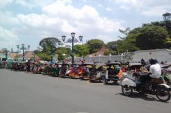 Ratusan Bentor Menginap di Kepatihan Yogyakarta
