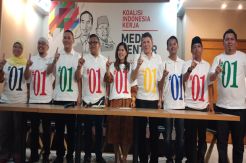 Sekjen Parpol Pamer Kaus #01 Pemberian Jokowi