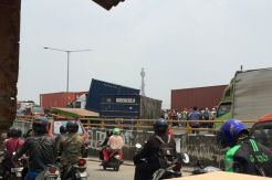 Tak Kuat Nanjak, Truk Kontainer Terguling di Flyover Kranji Bekasi