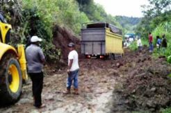 Jalan Sungaipenuh-Tapan Longsor, Puluhan Kendaraan Terjebak