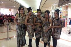 Wow, Ada Model Cantik Hibur Penumpang di Bandara Juanda