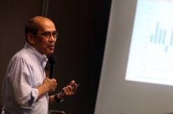 Rupiah Rp15.000/USD, Faisal Basri Minta Jokowi Naikkan Harga BBM