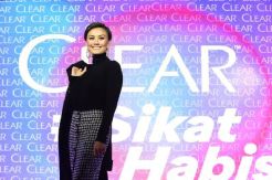 Clear Menggandeng Agnez...