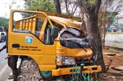 Truk Sudin Pertamanan Jaktim Tabrak Pohon di Cililitan