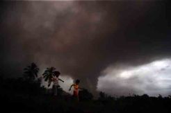 Warga Minahasa Tenggara Tak Terpengaruh Erupsi Gunung Soputan