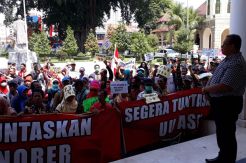Terganjal Aturan Tak Bisa Jadi PNS, Ratusan Honorer Demo