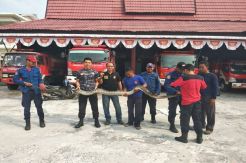 Petugas Satdamkar Kobar Tangkap Ular Piton Sepanjang 5 Meter yang Masuk Rumah Warga