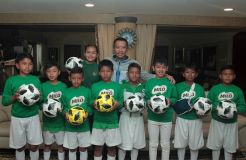 Pulang dari Barcelona, Delapan Pemain U-12 Curhat dengan Menpora