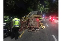 Tak Kuat Nanjak, Truk Bermuatan Material Lukai Pengendara Motor