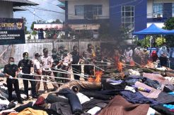 Bea Cukai Entikong Bakar Ribuan Pakaian Bekas Ilegal Asal Malaysia