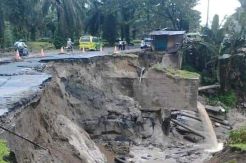 Ruas Jalan Kabupaten Simalungun-Pematangsiantar-Asahan Nyaris Putus