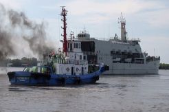 KRI Teluk Bintuni Angkut 70 Ton Bantuan Korban Gempa ke Palu