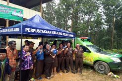 Kajati Jambi Serahkan Mobil Pintar untuk Suku Anak Dalam