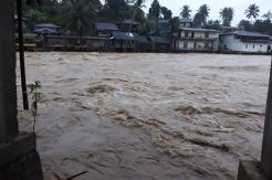 Curah Hujan Tinggi, Tiga Rumah Terbawa Arus Sungai Batang Natal