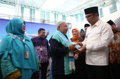 Gubernur Lepas Jamaah Umrah Perdana dari BIJB Kertajati