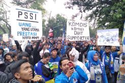 Kecam PSSI, Ribuan Bobotoh Turun ke Jalan Tuntut Keadilan