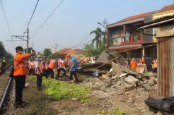 PT KAI Bongkar 45 Bangunan di Sepanjang Jalur KA Pasar Minggu