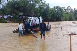 Jembatan Putus, Warga dan Pelajar Seberangi Sungai dengan Rakit