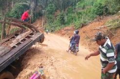Pascabanjir Longsor di Pasaman, Truk Trailer Belum Dievakuasi