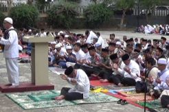 Warga Kuningan Salat Istisqa di Lapangan Pandapa Paramarta