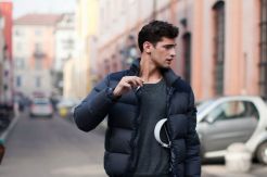 Pria Tetap Bisa Tampil Stylish dengan Jaket Puffer di Musim Hujan