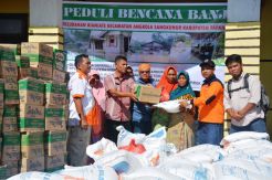 Warga Korban Bencana Terima Bantuan dari PLTA Batangtoru