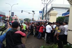 Bawa Sajam, Warga Arak Jenazah Korban Penganiayaan ke Kantor Polisi