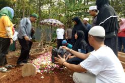 Hujan Air Mata di Pemakaman Korban Penembakan di Tol Pasteur