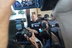 Pakai Kaus Bertuliskan Kalimat Tauhid, Ahmad Dhani Datangi Polda Jatim