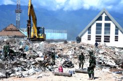TNI Ratakan Bangunan Hotel Roa-Roa Palu dengan Tanah