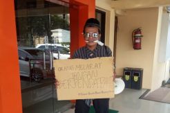 Unjuk Rasa Seorang Diri Perjuangkan Warga Miskin yang Sakit