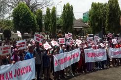 Ratusan Warga Plumbon Tuntut Jokowa Mundur dari Jabatan