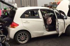 Sopir Ngantuk, Mobil Brio Tabrak Pembatas Jalan di Fly Over Ciputat
