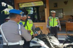 Tak Bawa STNK 6 Polisi Ditilang, Seragam Tak Lengkap Dihukum Push Up