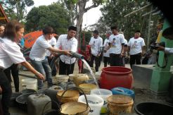 Caleg Perindo Droping Air Bersih untuk Warga Lereng Merapi