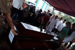 Pemakaman Korban Lion Air, Andini Berusaha Tegar Melepas Tunangannya