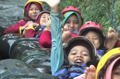 Menikmati Sensasi Arung Jeram Mini di Lereng Gunung Lawu