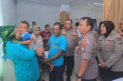 Kapolda Kepri Kunjungi dan Bantu Bocah Penderita Tumor Ganas