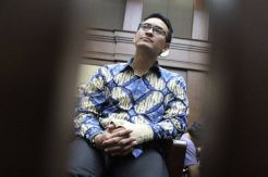 Gubernur Ganteng Zumi Zola Dituntut 8 Tahun Penjara
