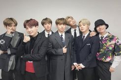 BTS Diminta Tampil di...